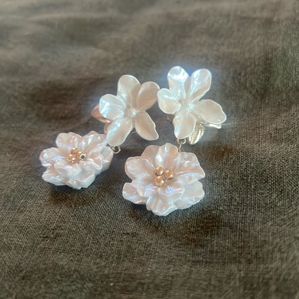 ANTHROPOLIGIE- Drop flower earring